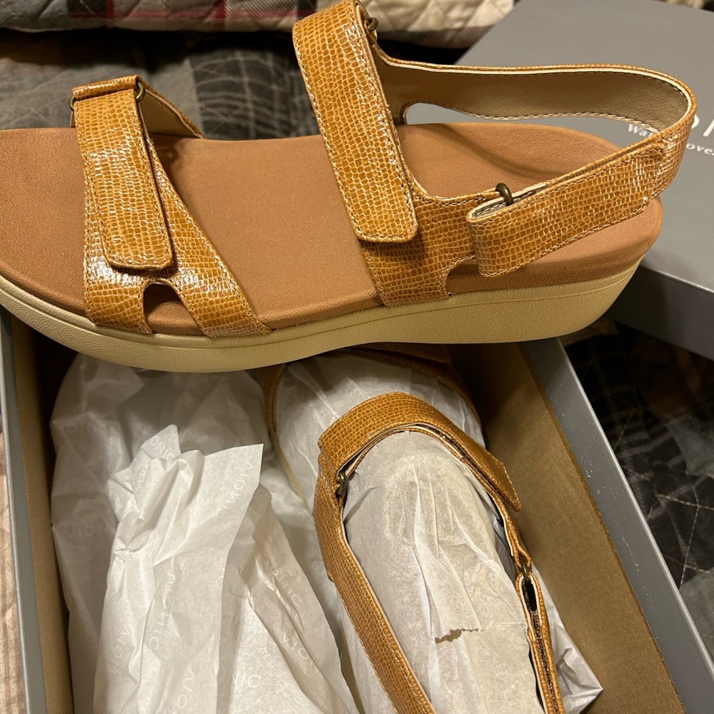 Vionic sandals new in box.